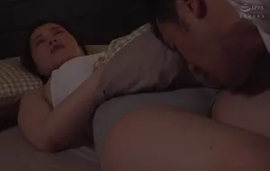 3 ngày ông xã đi công chuyện, cô vợ ở nhà nữa đêm bị bố ông chồng mò vào phòng
