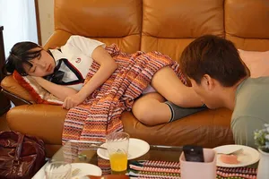 Chàng trai trộm nhìn quần lót gấu eny đang ngủ thì bị phát hiện