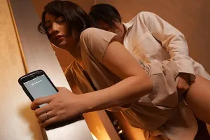 Vợ yêu đi họp lớp rồi quan hệ với nyc mặc cho gã chồng ở nhà chờ
