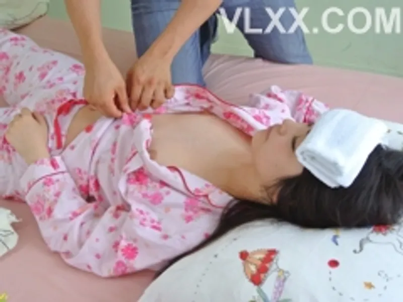 Anh ruột "chăm sóc" bồ đang bệnh